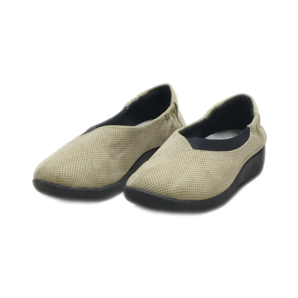 Clarks Pumps Fabric Brown Colour For Women